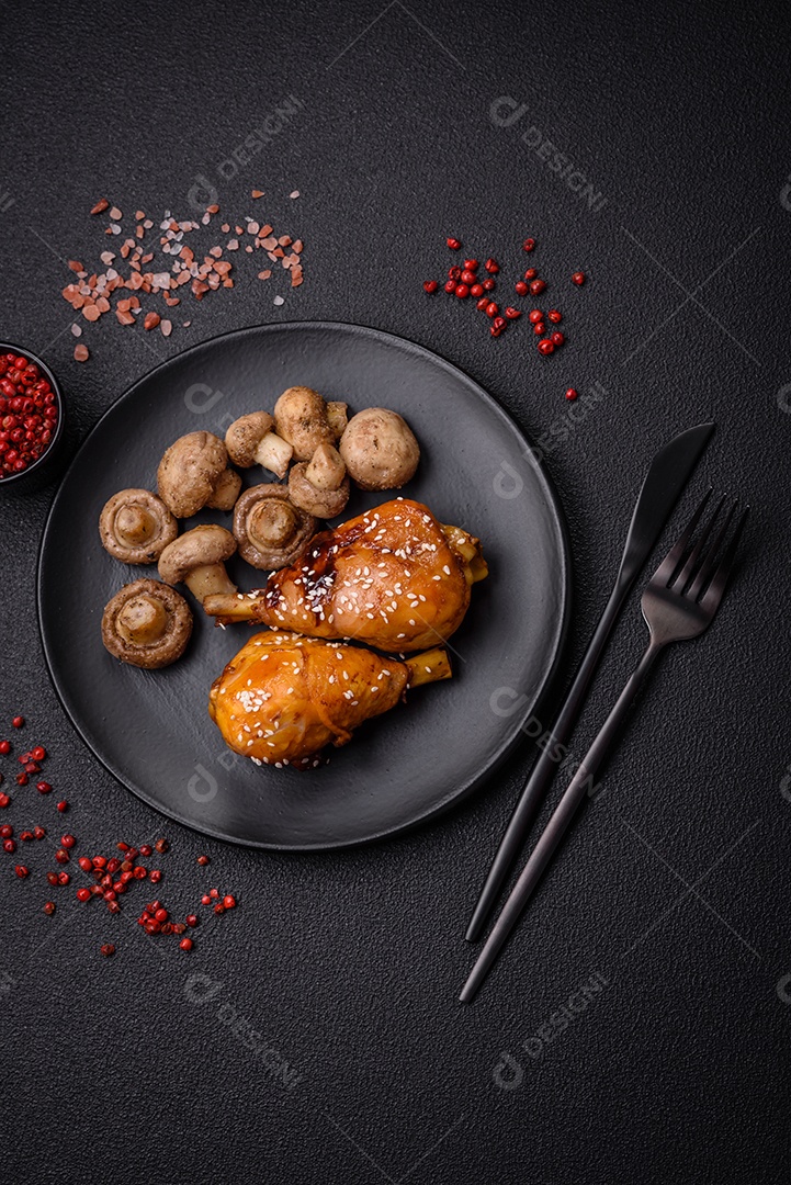 Deliciosos champignon inteiros e suculentos assados ​​na grelha com sal e especiarias em uma placa de cerâmica sobre um fundo escuro de concreto33