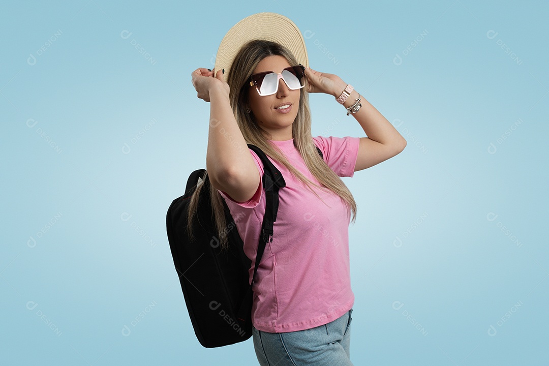 Jovem com roupas casuais e óculos de sol, em frente a um céu azul.