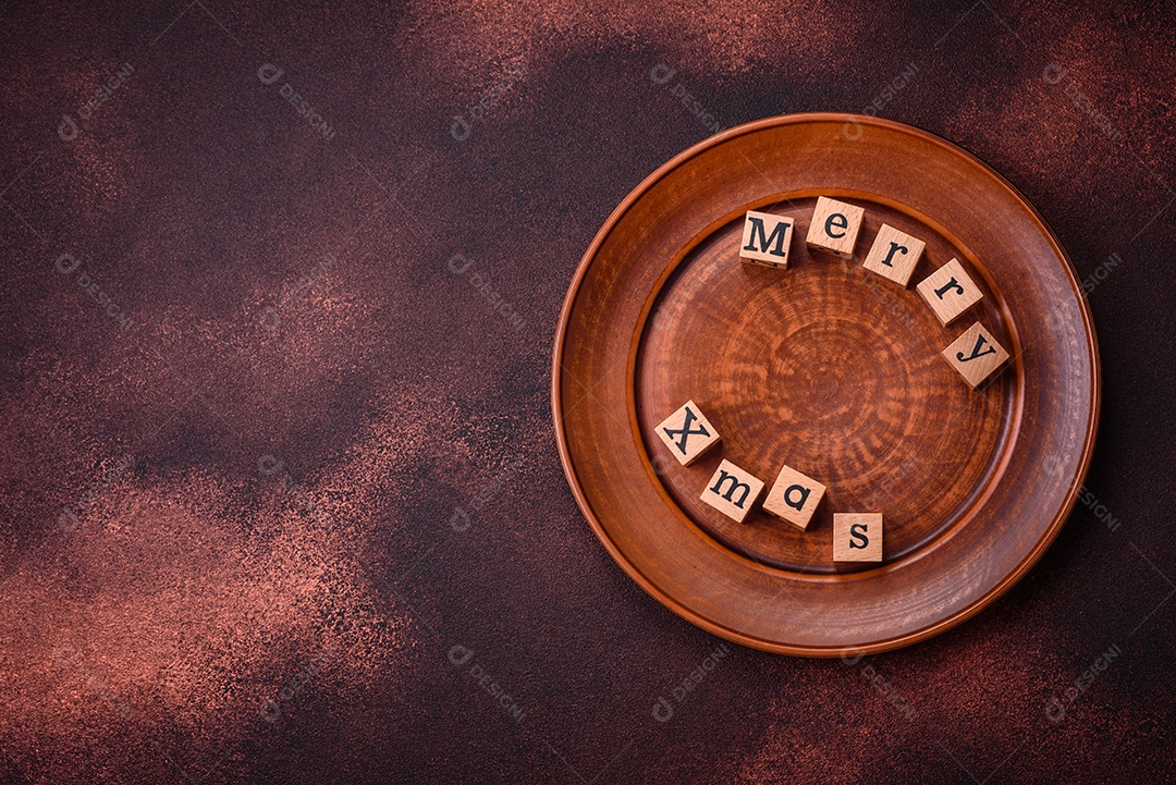 Lindos e deliciosos biscoitos de gengibre de Natal de inverno em um fundo texturizado de bronze.