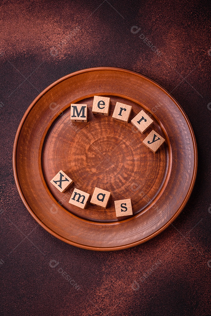 Lindos e deliciosos biscoitos de gengibre de Natal de inverno em um fundo texturizado de bronze.