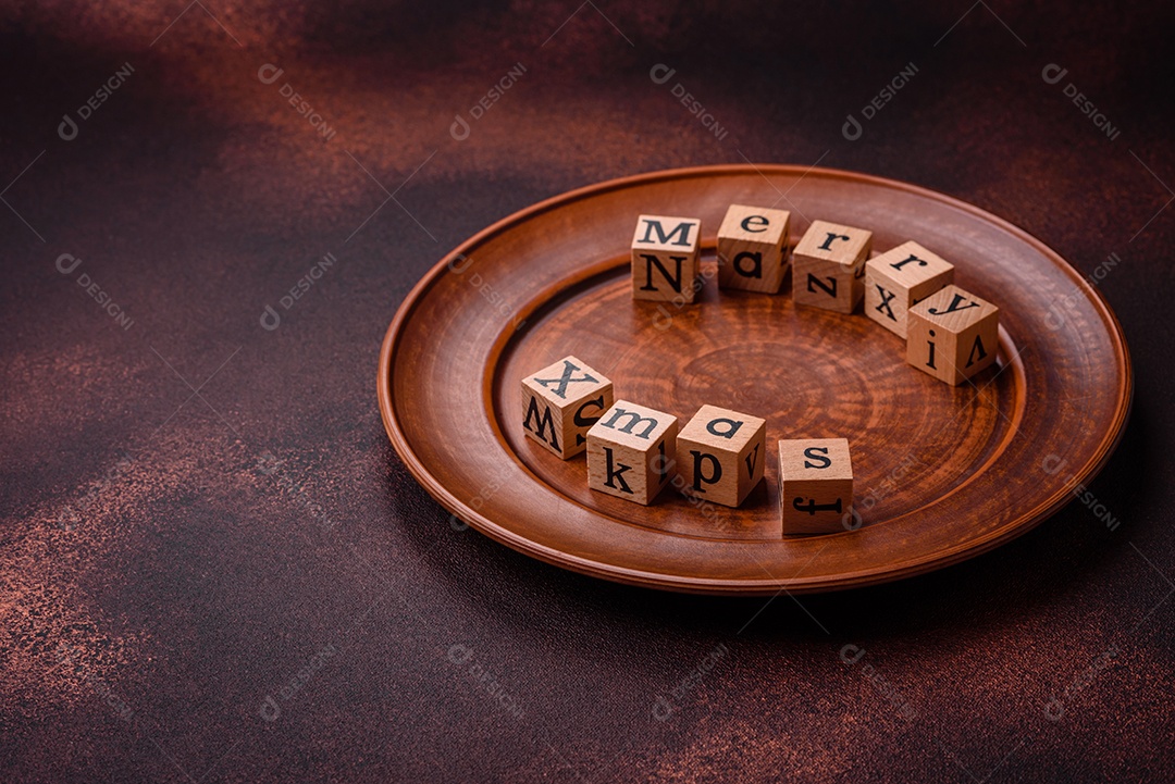 Lindos e deliciosos biscoitos de gengibre de Natal de inverno em um fundo texturizado de bronze.