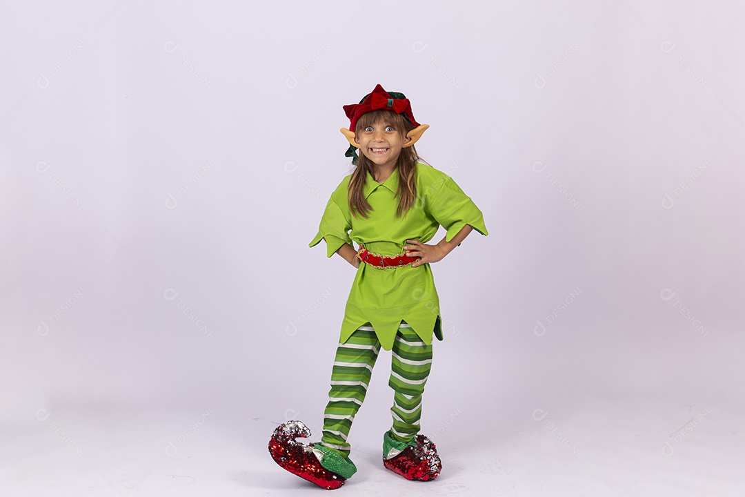 Linda garotinha com fantasia de duende