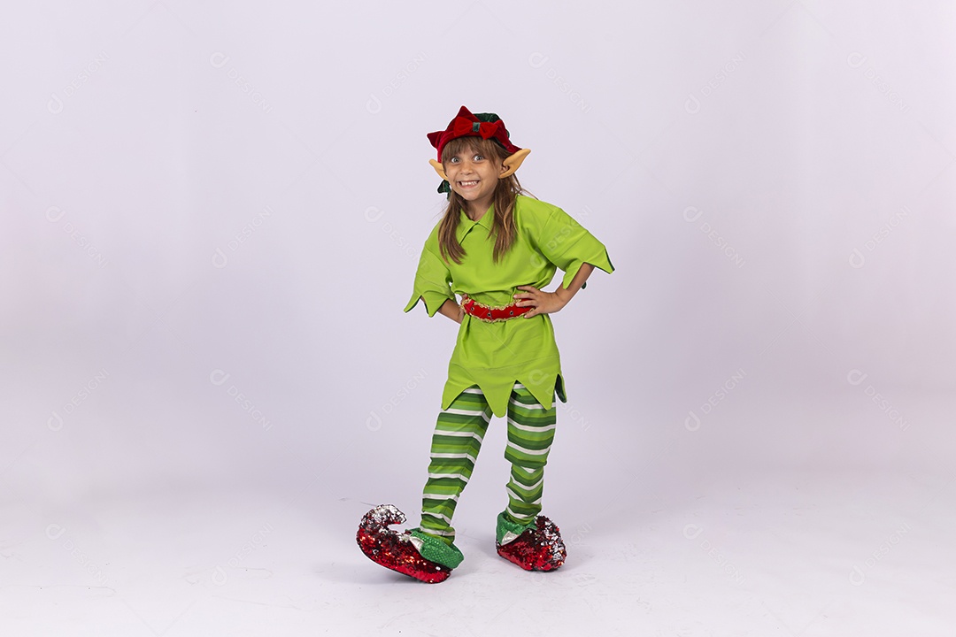 Linda garotinha com fantasia de duende