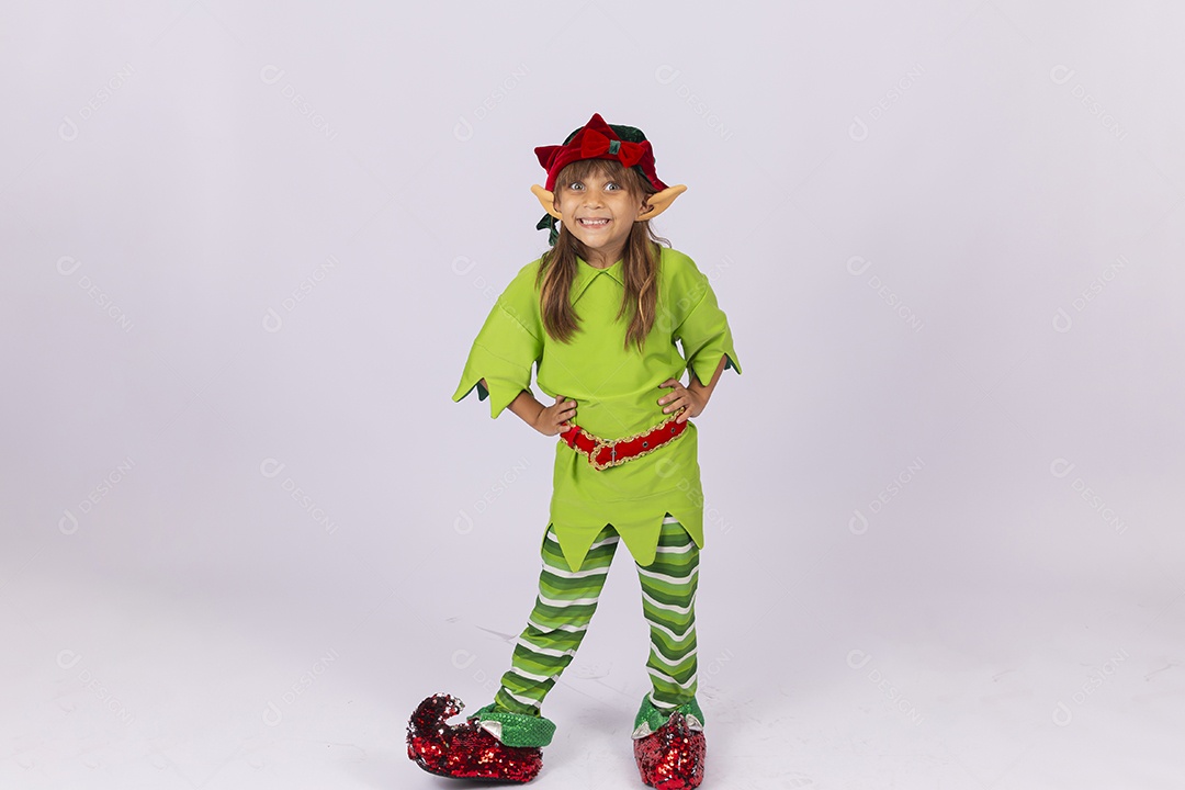 Linda garotinha com fantasia de duende