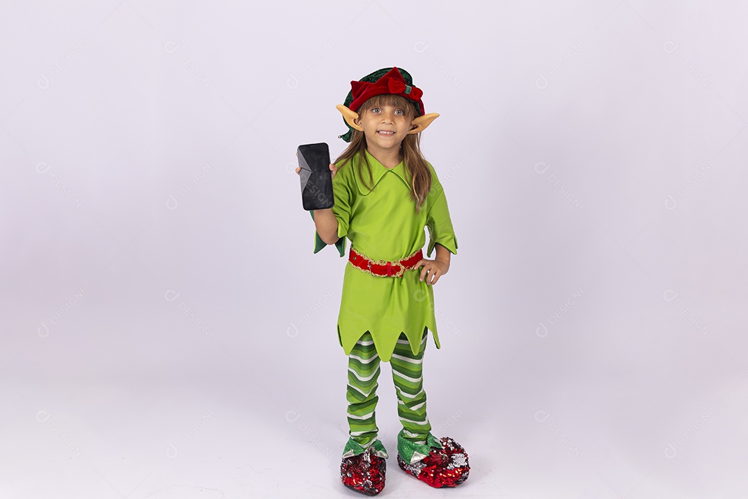 Linda garotinha com fantasia de duende com celular
