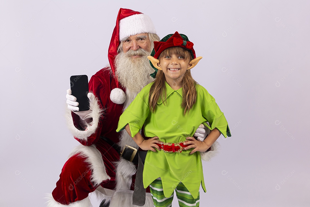 Papai Noel e menina com fantasia de duende