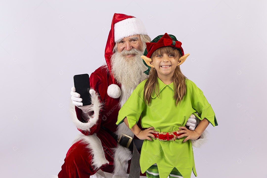 Papai Noel e menina com fantasia de duende