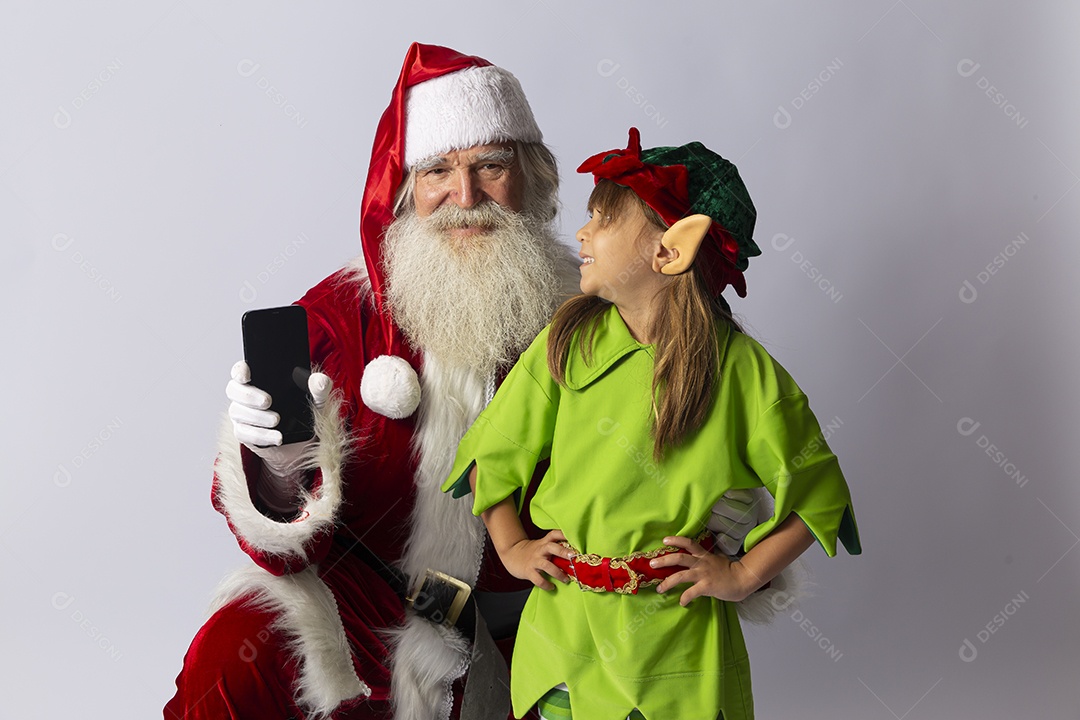 Papai Noel e menina com fantasia de duende