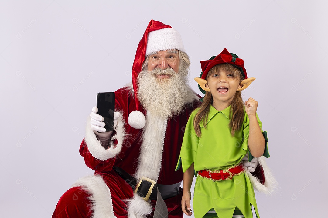 Papai Noel e menina com fantasia de duende