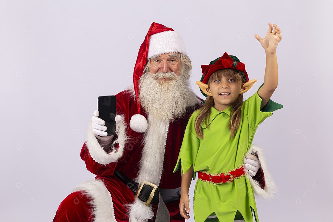 Papai Noel e menina com fantasia de duende