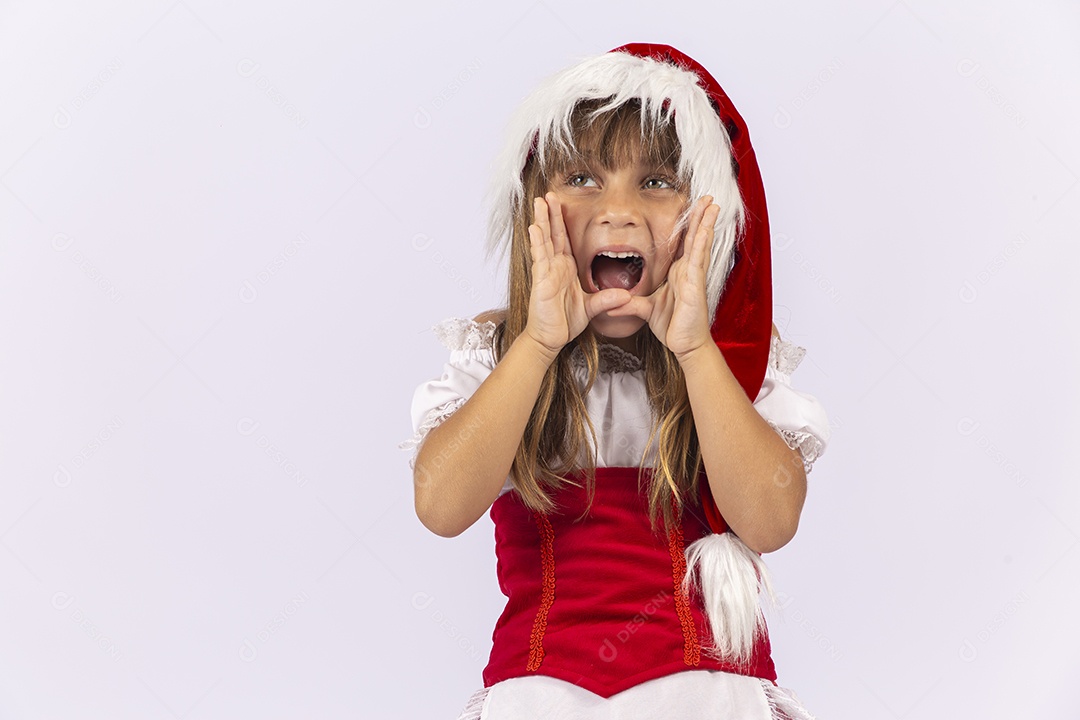 Linda garotinha de mamãe noel em fundo branco