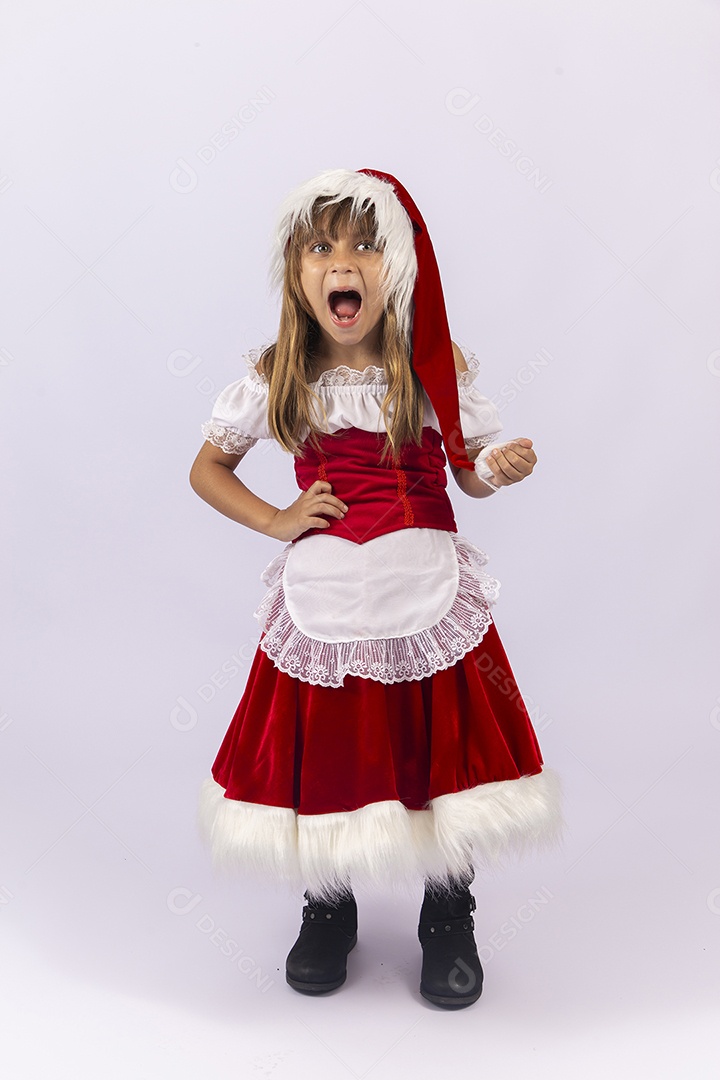 Linda garotinha de mamãe noel em fundo branco