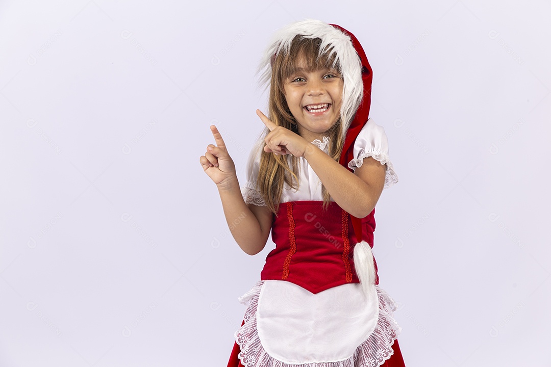 Linda garotinha de mamãe noel em fundo branco