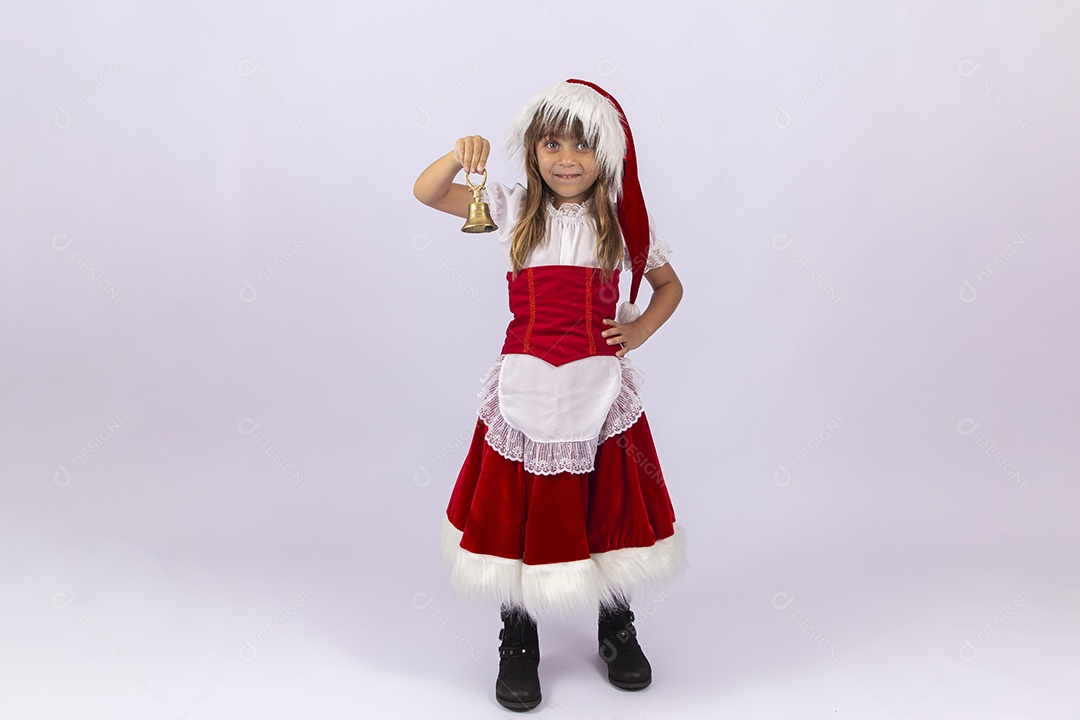 Linda garotinha de mamãe noel em fundo branco