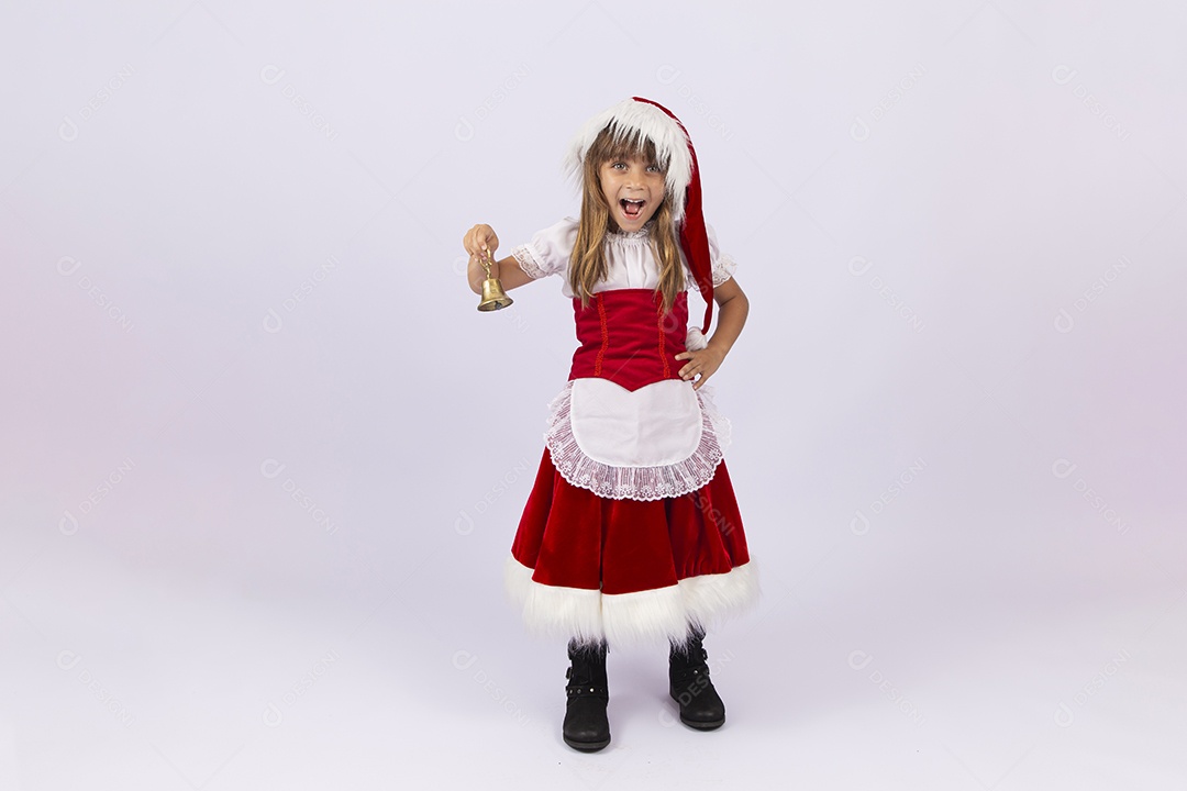 Linda garotinha de mamãe noel em fundo branco