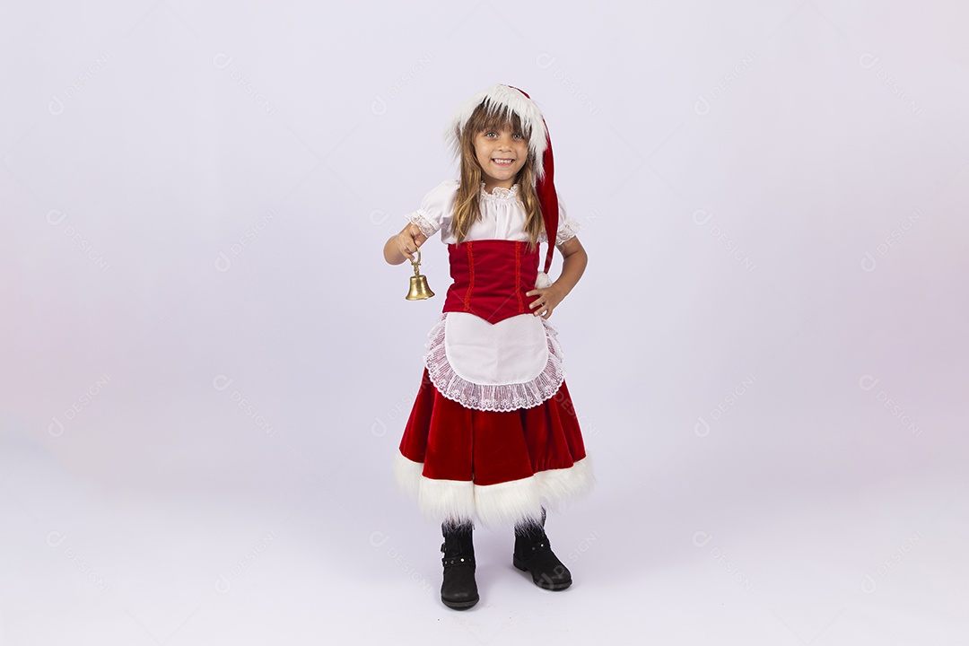 Linda garotinha de mamãe noel em fundo branco