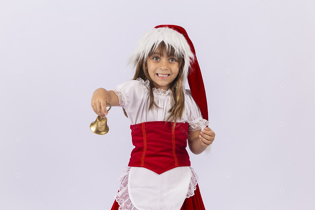 Linda garotinha de mamãe noel em fundo branco