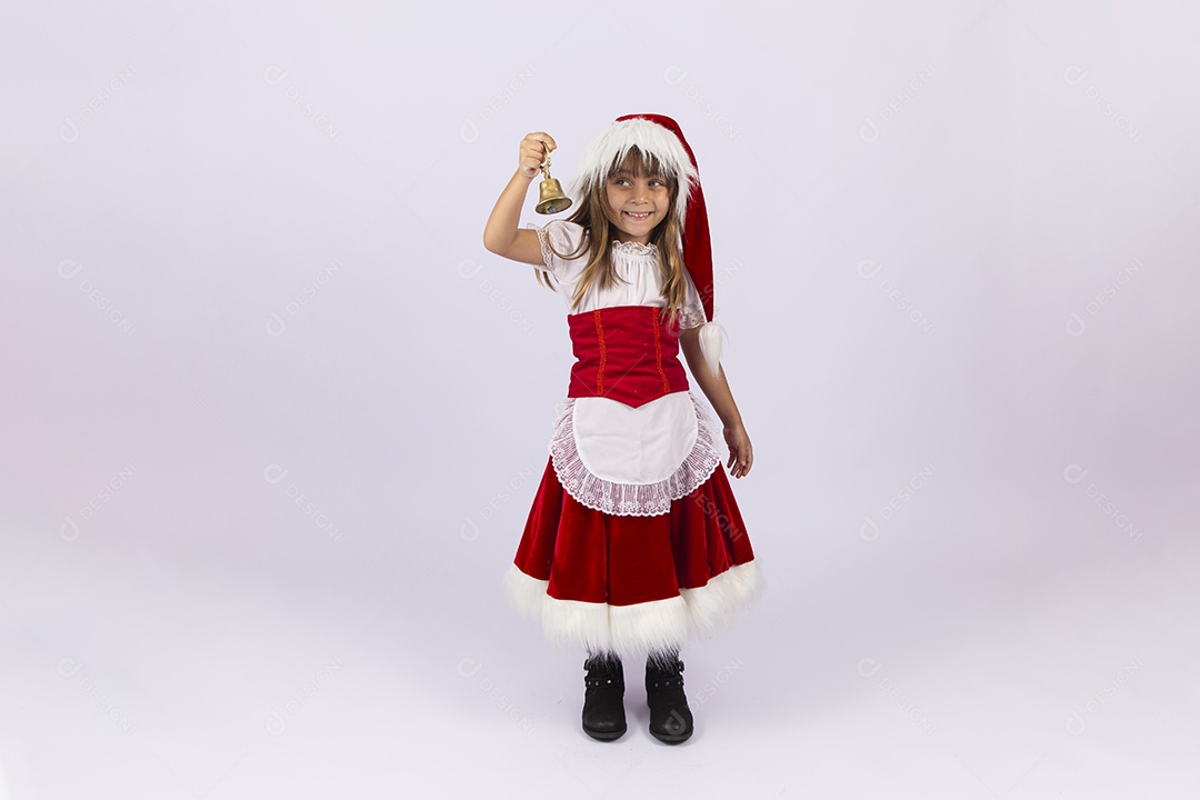 Linda garotinha de mamãe noel em fundo branco