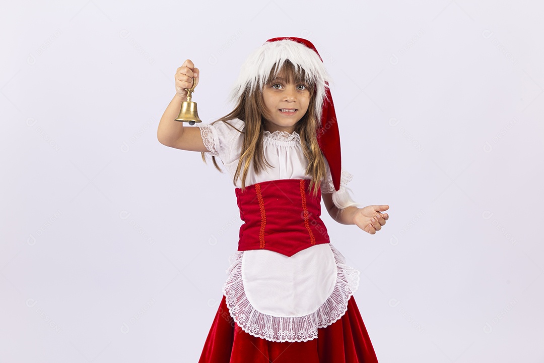 Linda garotinha de mamãe noel em fundo branco