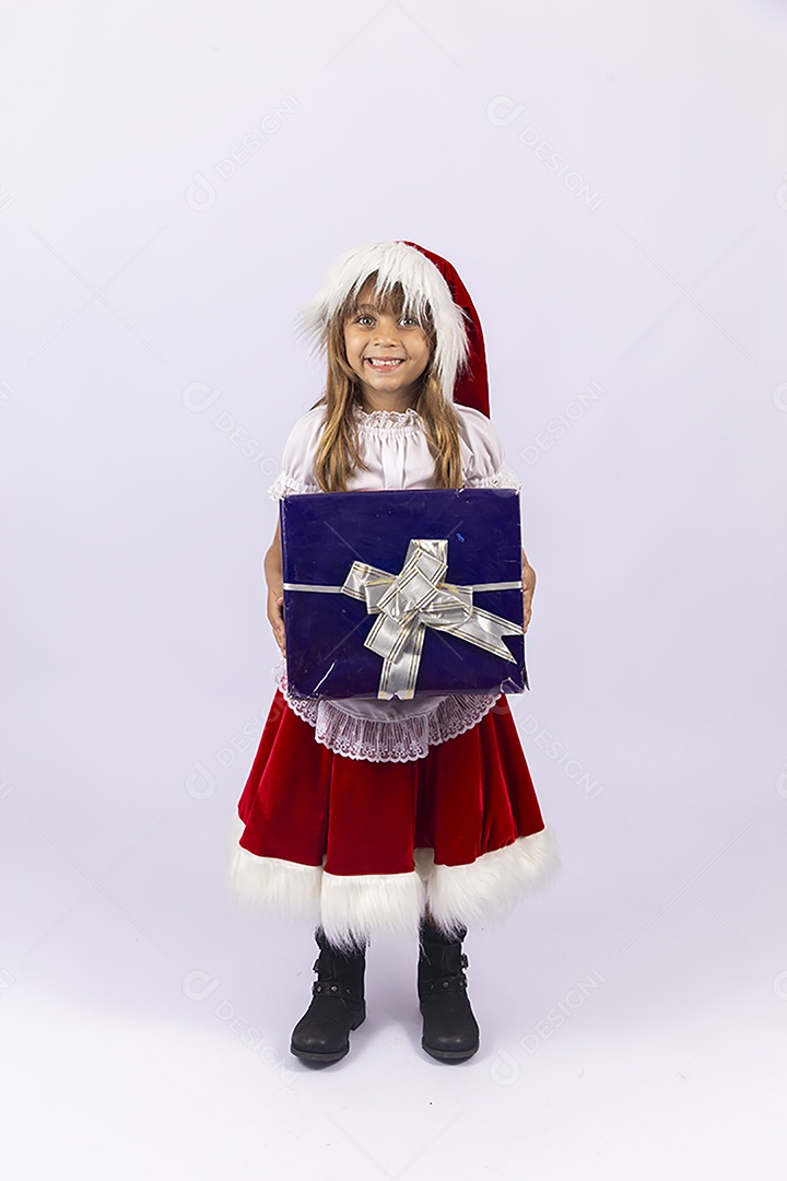 Linda garotinha de mamãe noel em fundo branco