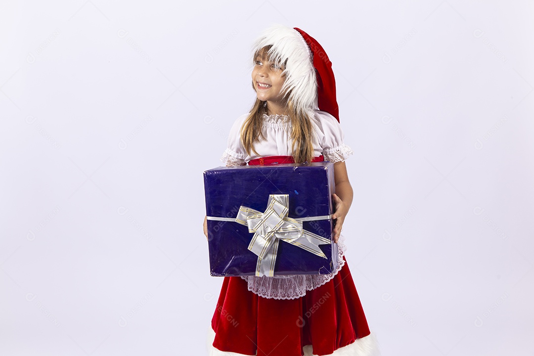 Linda garotinha de mamãe noel em fundo branco