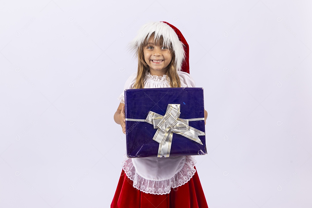 Linda garotinha de mamãe noel em fundo branco