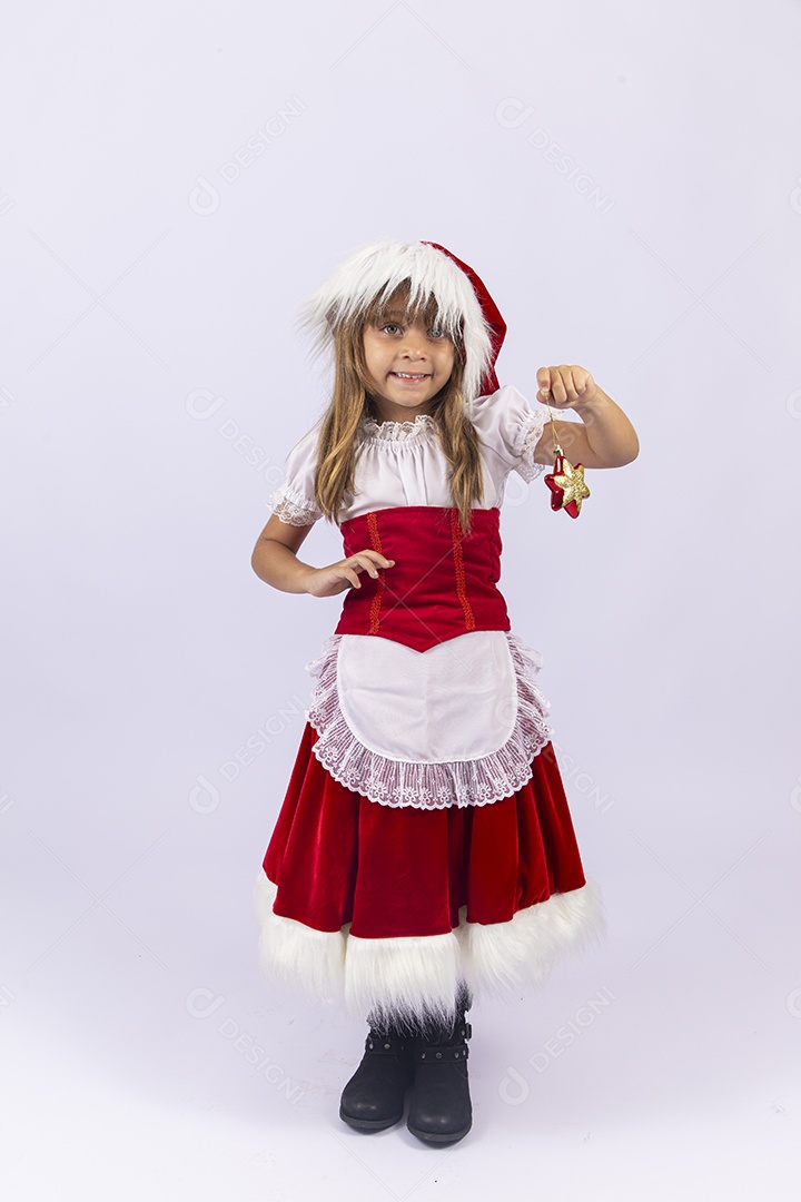 Linda garotinha de mamãe noel em fundo branco