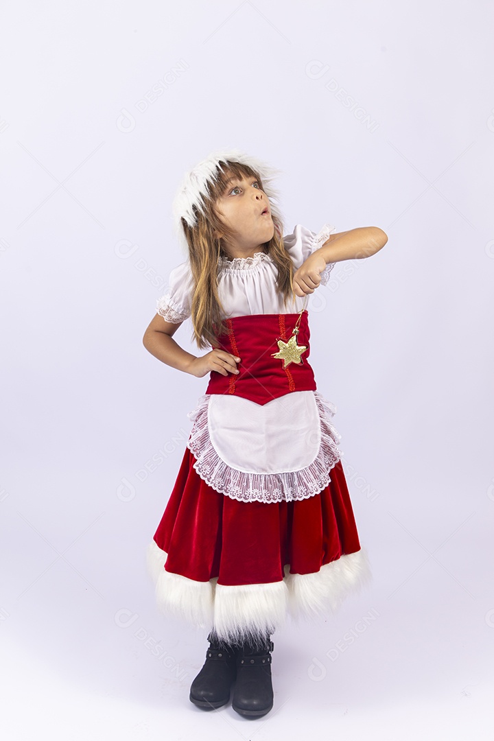 Linda garotinha de mamãe noel em fundo branco