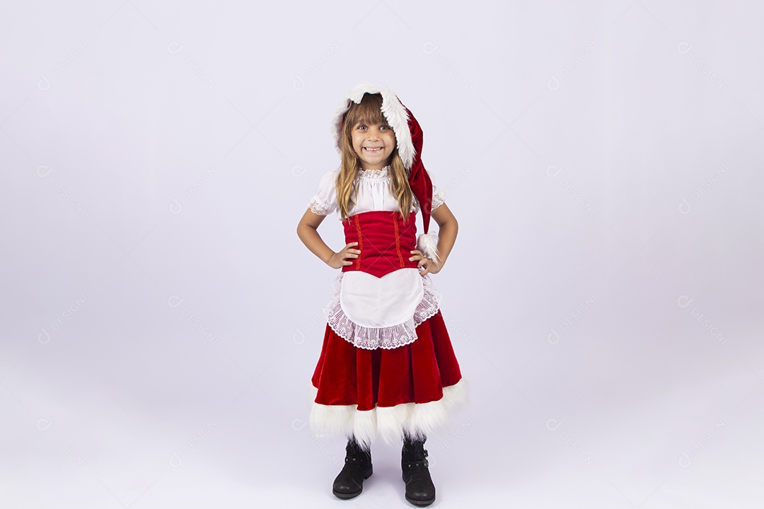 Linda garotinha de mamãe noel em fundo branco