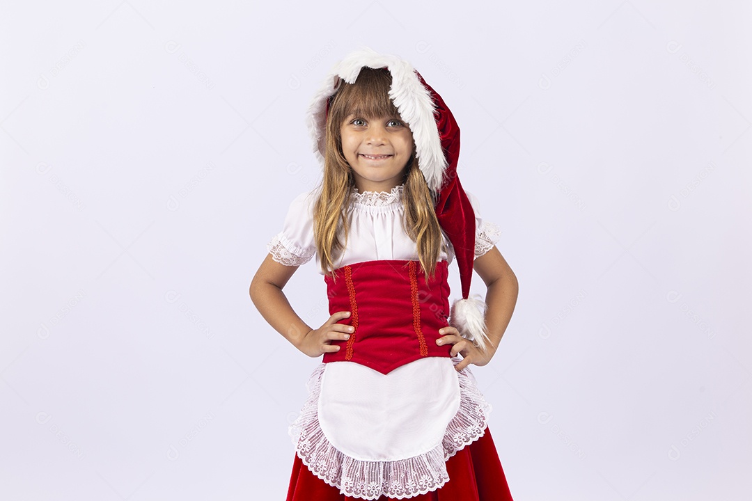 Linda garotinha de mamãe noel em fundo branco