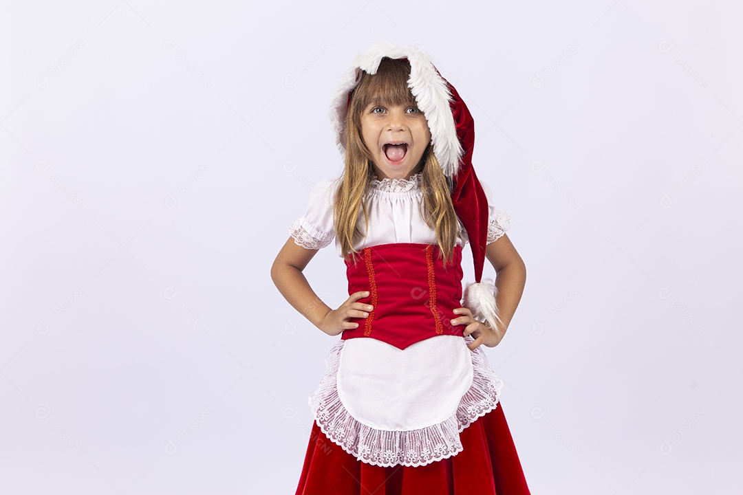 Linda garotinha de mamãe noel em fundo branco