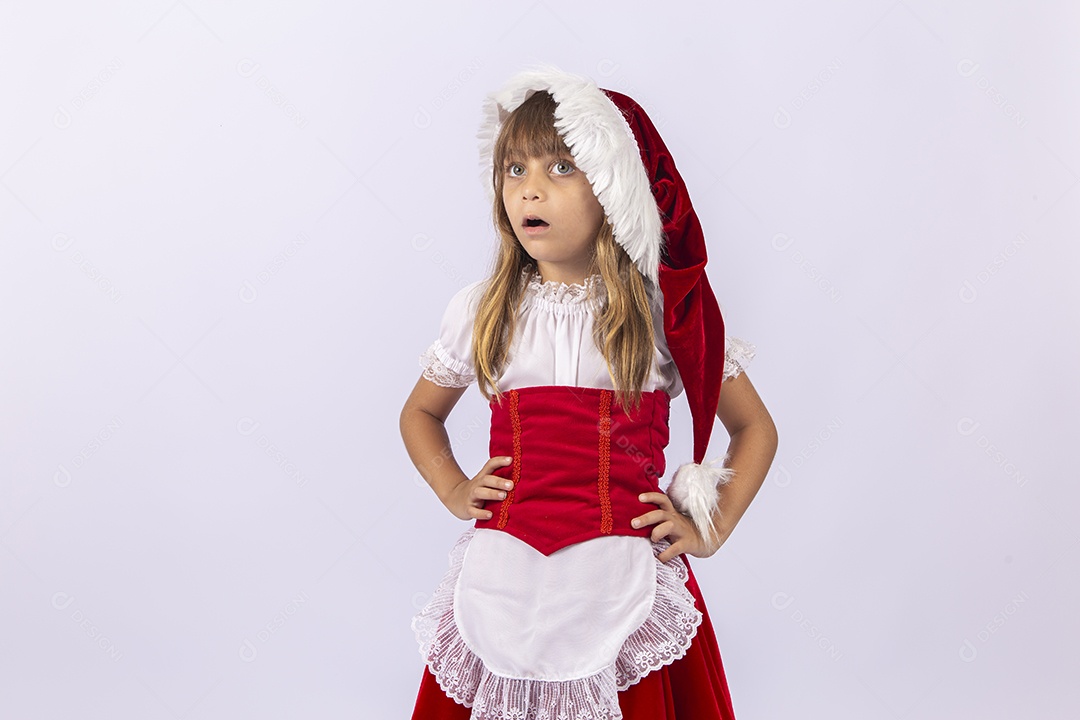 Linda garotinha de mamãe noel em fundo branco