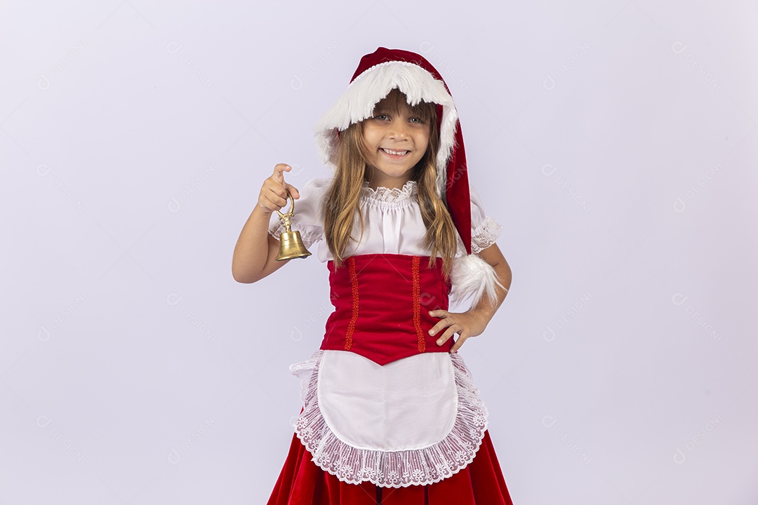 Linda garotinha de mamãe noel em fundo branco