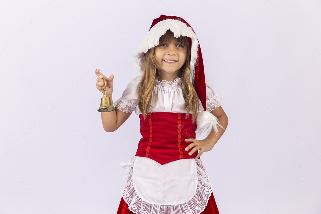 Linda garotinha de mamãe noel em fundo branco