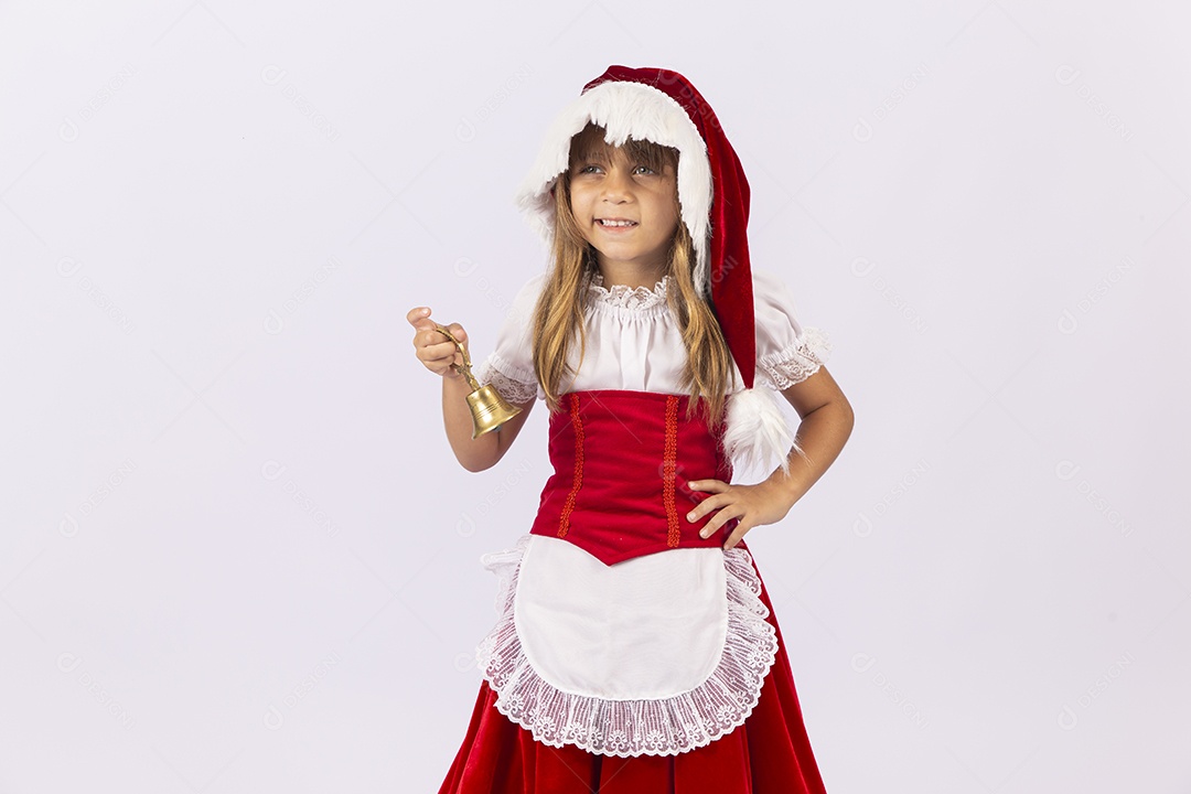 Linda garotinha de mamãe noel em fundo branco