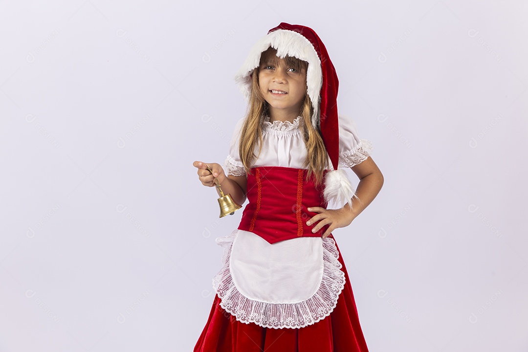 Linda garotinha de mamãe noel em fundo branco