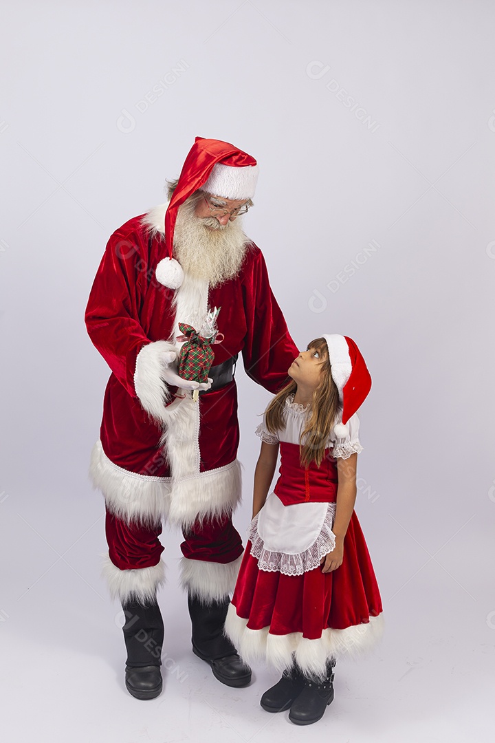 Papai Noel e menina sobre fundo branco