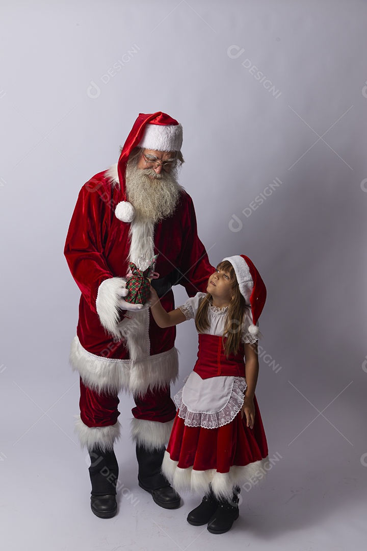 Papai Noel e menina sobre fundo branco
