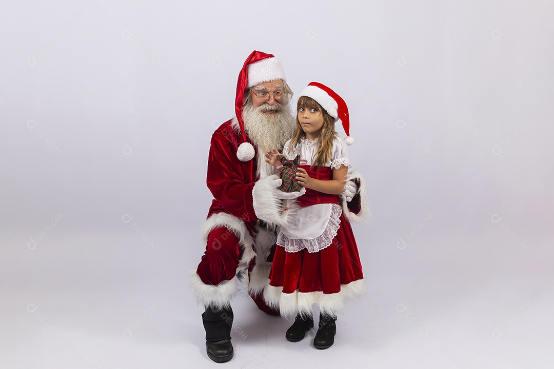 Papai Noel e menina sobre fundo branco
