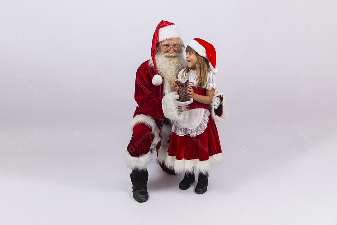 Papai Noel e menina sobre fundo branco