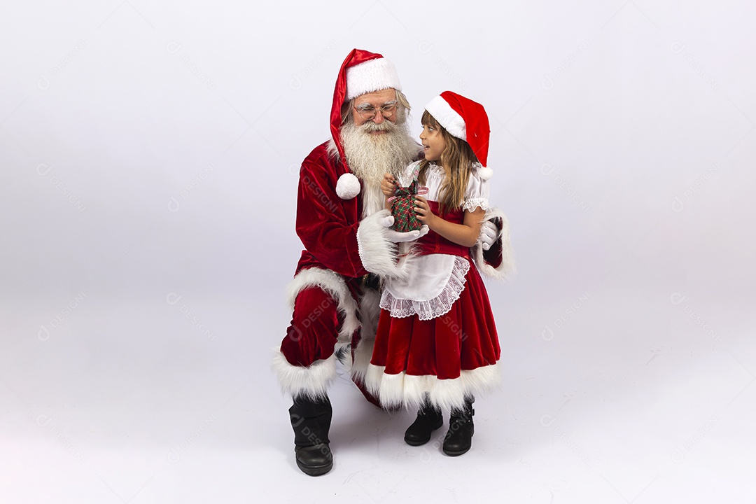 Papai Noel e menina sobre fundo branco