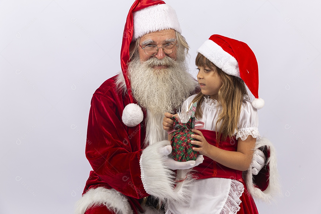 Papai Noel e menina sobre fundo branco