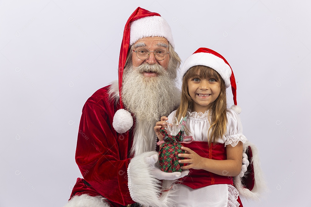 Papai Noel e menina sobre fundo branco