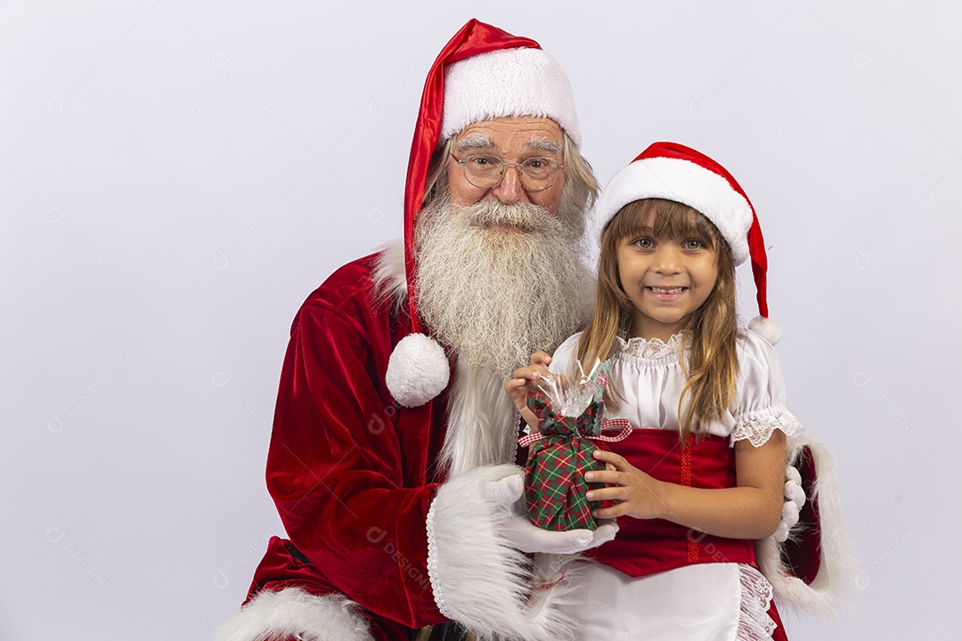 Papai Noel e menina sobre fundo branco