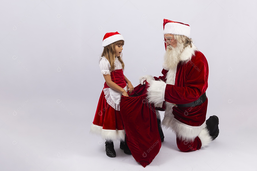 Papai noel e garotinha sobre fundo branco