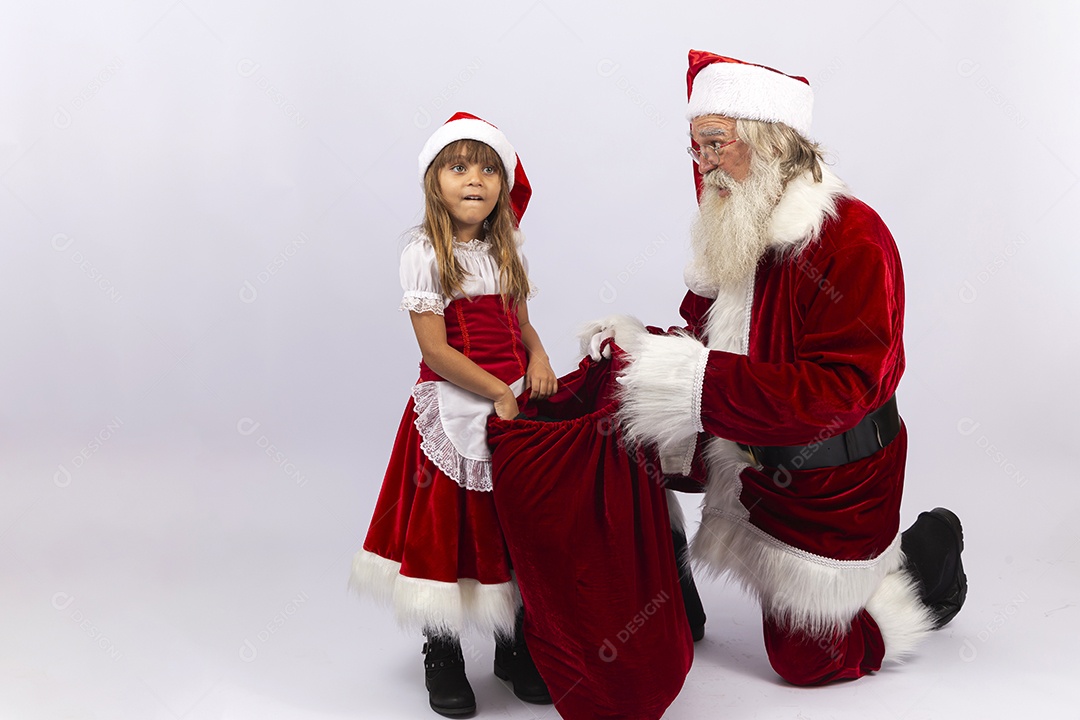 Papai Noel e menina sobre fundo branco