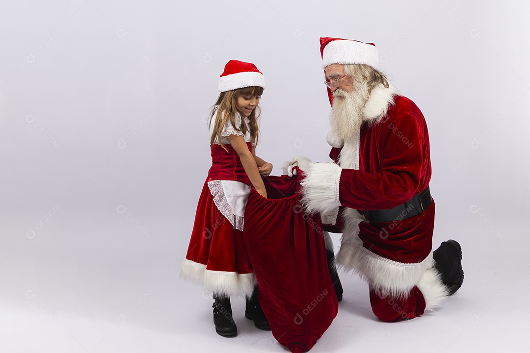 Papai Noel e menina sobre fundo branco