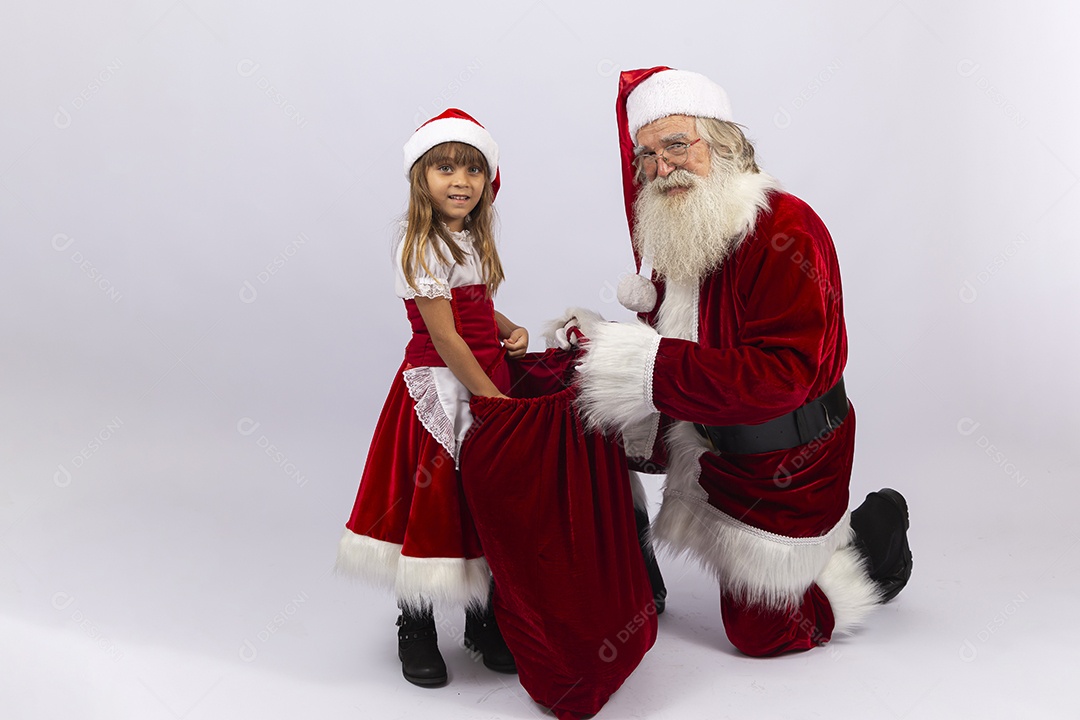 Papai Noel e menina sobre fundo branco