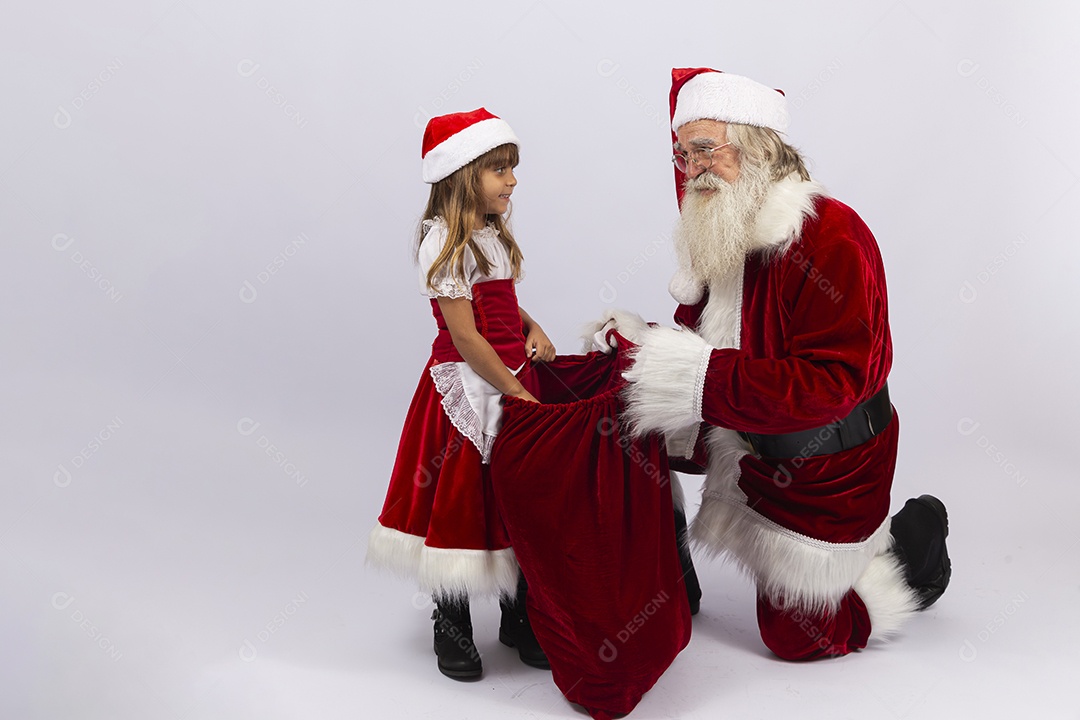 Papai Noel e menina sobre fundo branco
