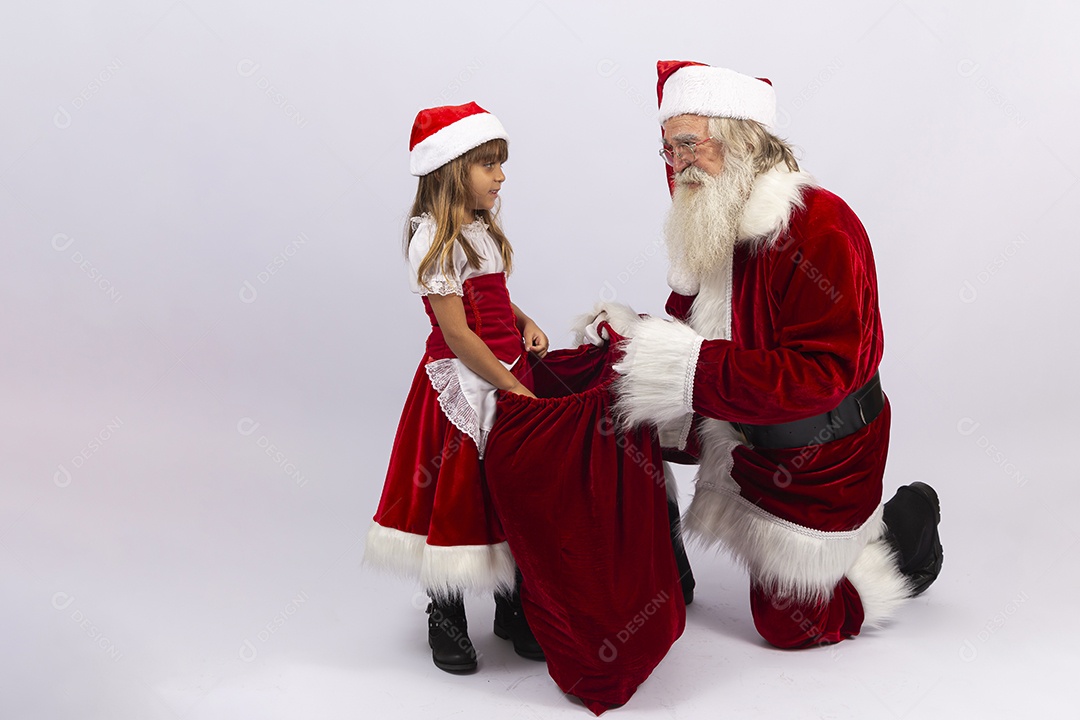Papai Noel e menina sobre fundo branco